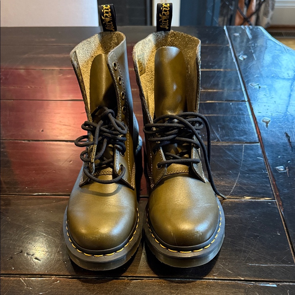 Dr. Martens Pascal 1460 in Rare Khaki Green Smooth Leather Boots Size 8